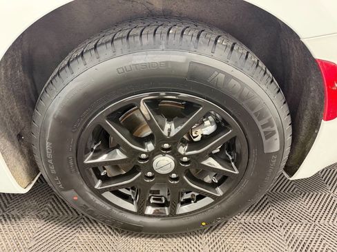 Used 2023 Chrysler Pacifica Touring-L FWD image 45