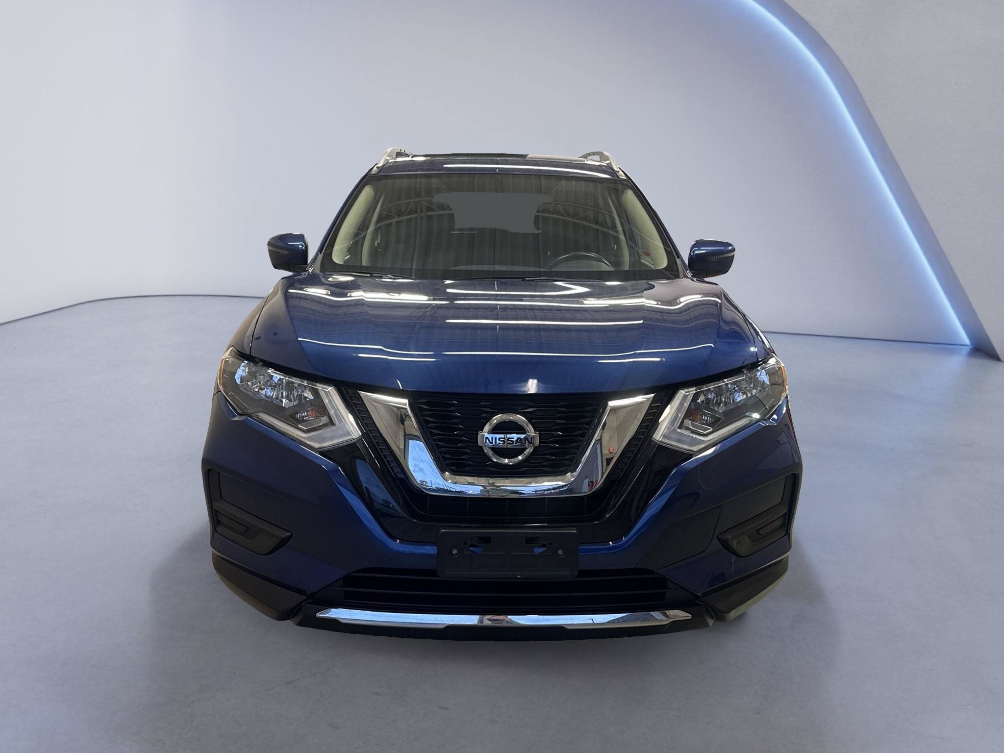 Used 2017 Nissan Rogue SV AWD/4WD image 2