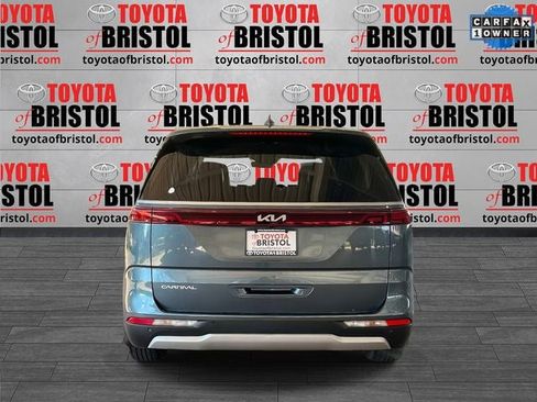 Used 2024 Kia Carnival EX image 4