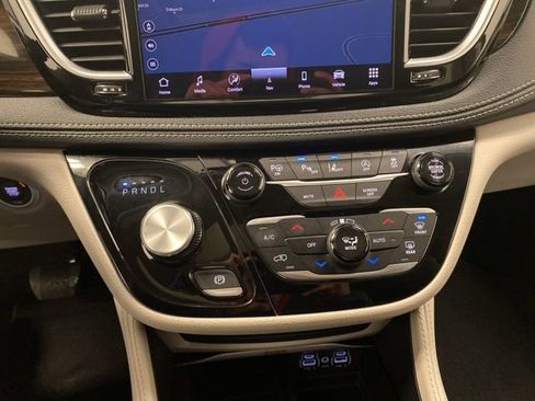 Used 2024 Chrysler Pacifica Limited image 15