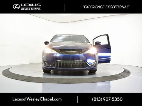 Used 2020 Chrysler Pacifica Touring w/ S Appearance Package image 40