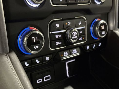 Used 2021 GMC Yukon SLT w/ SLT Premium Package AWD/4WD image 17