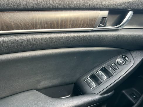 Used 2018 Honda Accord EX image 12