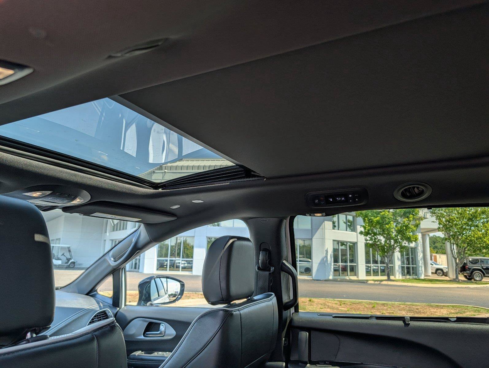Used 2025 Chrysler Pacifica Limited FWD image 32
