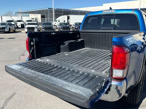 Used 2017 Toyota Tacoma TRD Off-Road w/ Tow Package (A/T) image 15