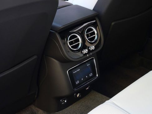 Used 2023 Bentley Bentayga AWD/4WD image 18