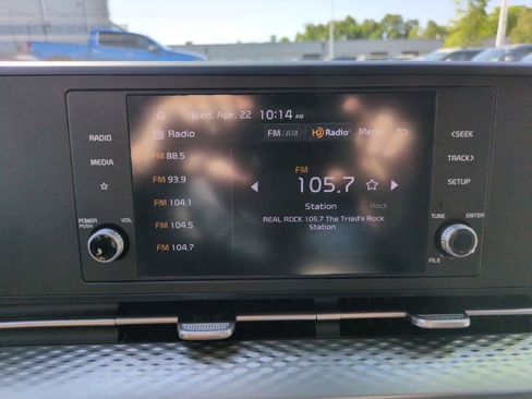 Used 2023 Kia Carnival LX FWD image 24