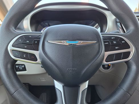 Used 2018 Chrysler Pacifica Touring Plus FWD image 15