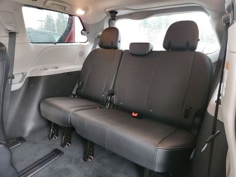 Used 2020 Toyota Sienna SE image 20