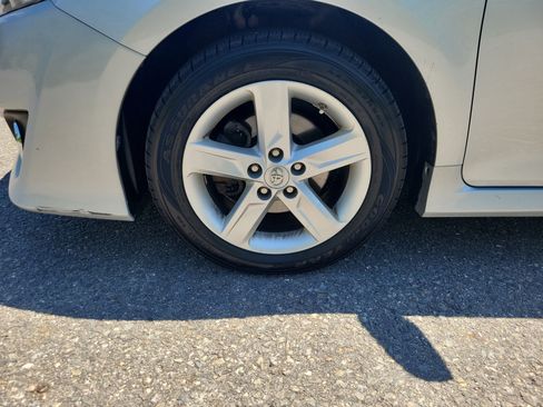 Used 2014 Toyota Camry SE FWD image 12