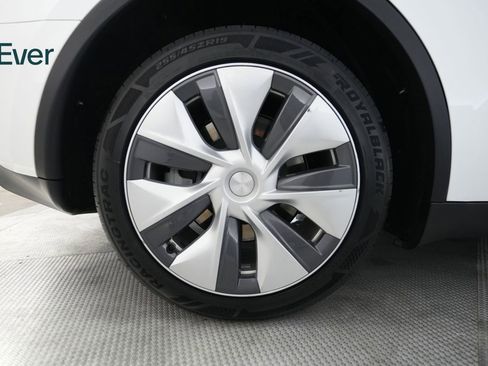 Used 2024 Tesla Model Y Long Range AWD/4WD image 20