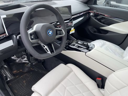 New 2026 BMW 550e xDrive AWD/4WD image 10