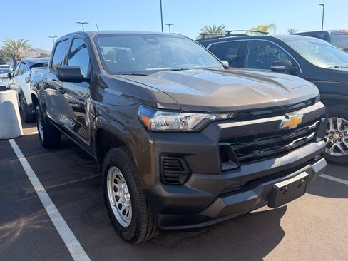 Used 2023 Chevrolet Colorado W/T RWD image 2