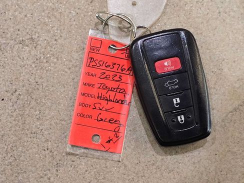Used 2023 Toyota Highlander XLE AWD/4WD image 33