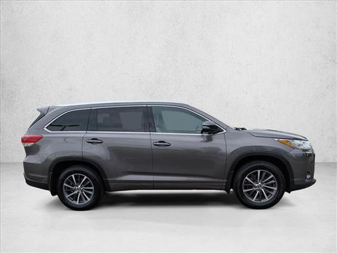 Used 2018 Toyota Highlander XLE AWD/4WD image 4