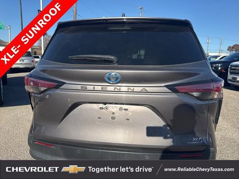 Used 2021 Toyota Sienna XLE image 8