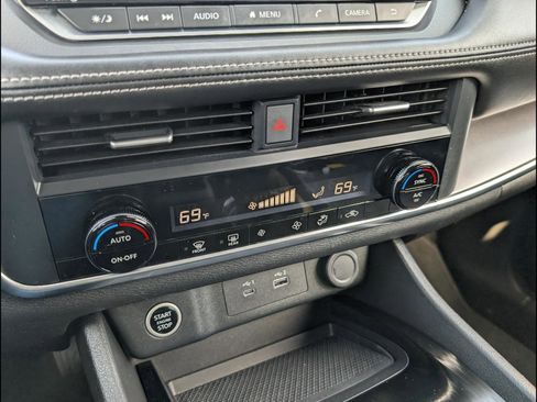 Used 2023 Nissan Rogue SV image 15