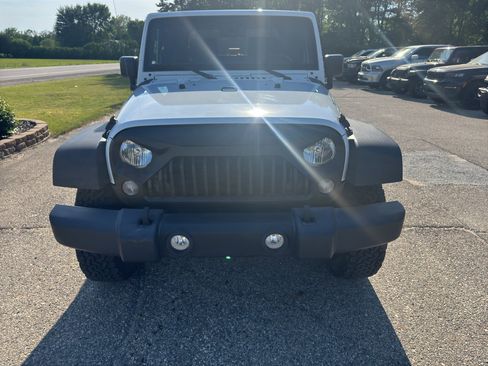 Used 2017 Jeep Wrangler Sport AWD/4WD image 3