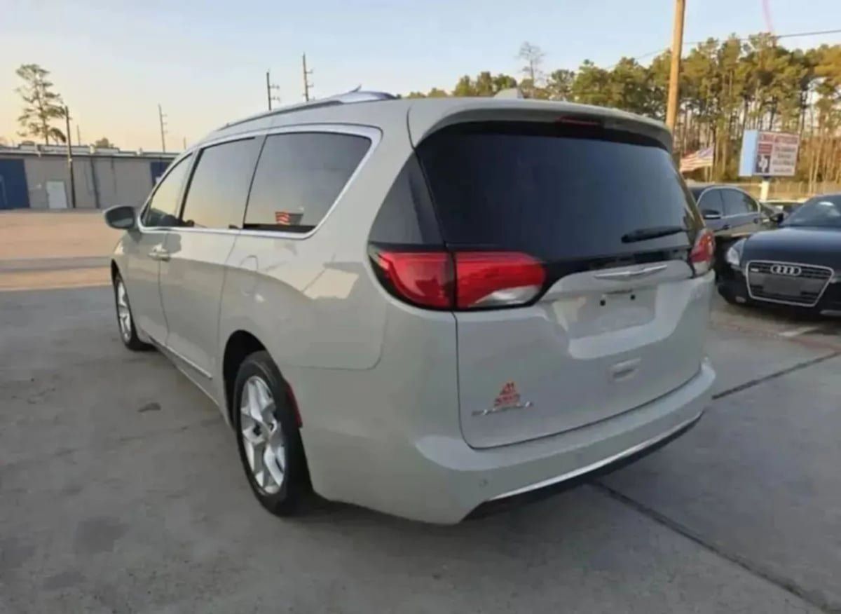 Used 2020 Chrysler Pacifica Touring-L Plus w/ Tire & Wheel Group FWD image 41