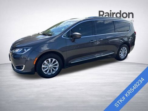 Used 2019 Chrysler Pacifica Touring-L FWD image 3
