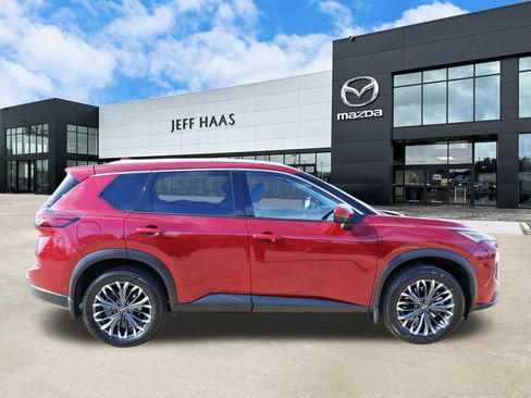 Used 2025 Nissan Rogue SL w/ Tech Package image 5