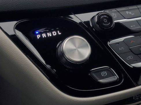 Used 2024 Chrysler Pacifica Touring-L FWD image 28