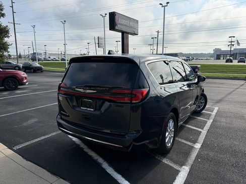 Used 2023 Chrysler Pacifica Touring-L FWD image 5