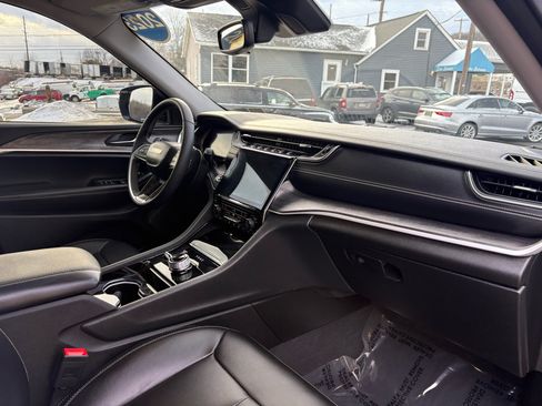 Used 2023 Jeep Grand Cherokee Limited w/ Black Appearance Package image 17