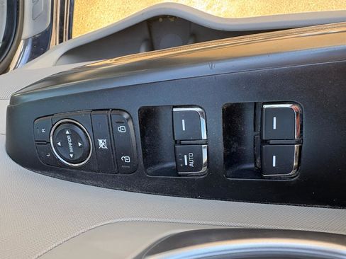 Used 2019 Kia Sedona LX image 19