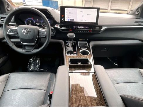 Used 2025 Toyota Sienna Platinum image 18