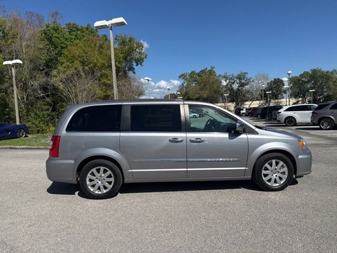 Used 2016 Chrysler Town & Country Touring image 7