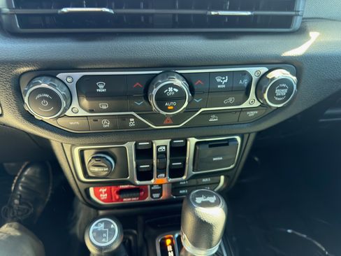 Used 2025 Jeep Wrangler Rubicon image 25