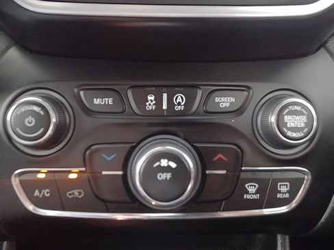 Used 2020 Jeep Cherokee Latitude Plus FWD image 26