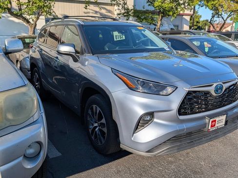 Used 2022 Toyota Highlander XLE AWD/4WD image 5