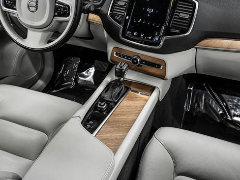 Used 2022 Volvo XC90 T6 Momentum w/ Advanced Package image 18