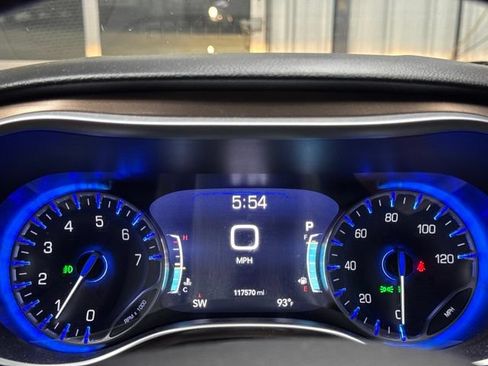 Used 2017 Chrysler Pacifica Touring-L Plus FWD image 6