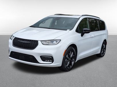 New 2024 Chrysler Pacifica Limited w/ Uconnect Theater Family Group