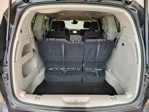 Used 2023 Chrysler Voyager LX FWD image 13