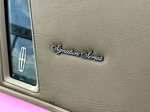 Used 1989 Lincoln Town Car Signature image 17