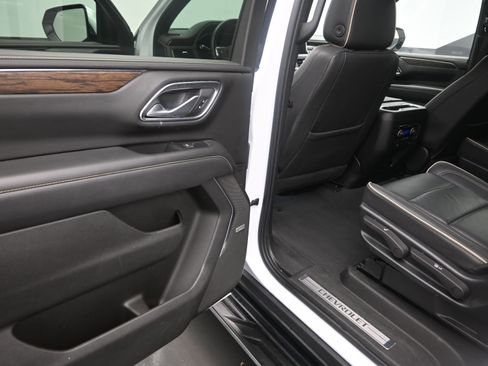 Used 2023 Chevrolet Suburban Premier image 19