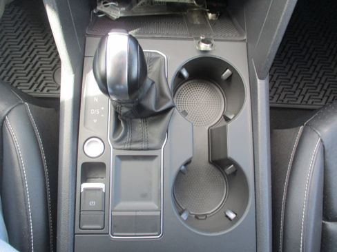 Used 2020 Volkswagen Atlas Cross Sport SE image 23