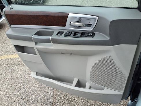 Used 2010 Chrysler Town & Country Touring image 20