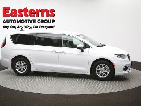 Used 2023 Chrysler Pacifica Touring-L FWD image 46
