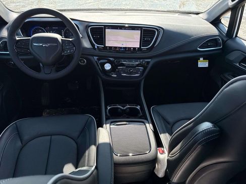 New 2026 Chrysler Pacifica Limited w/ S Appearance Package image 3