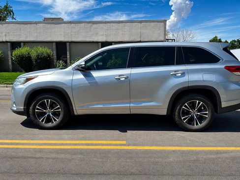 Used 2018 Toyota Highlander LE FWD image 2