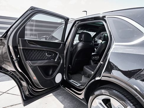 Used 2017 Bentley Bentayga AWD/4WD image 23
