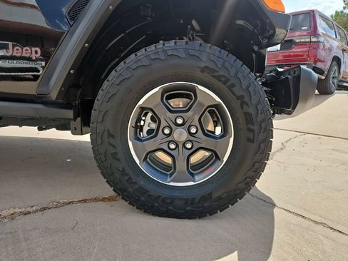 Used 2023 Jeep Gladiator Rubicon w/ Trailer Tow Package AWD/4WD image 11