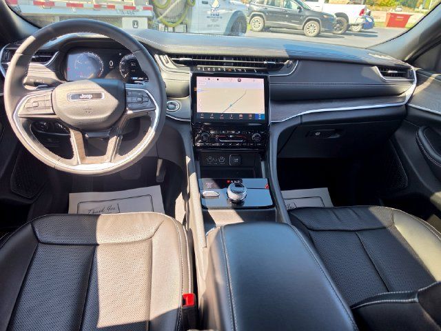 Used 2024 Jeep Grand Cherokee Limited w/ Luxury Tech Group II AWD/4WD image 12
