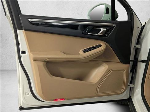 Certified 2023 Porsche Macan image 13