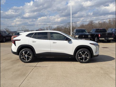 Used 2026 Chevrolet Trax RS FWD image 6